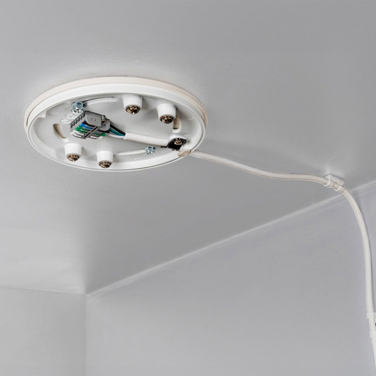 99985_2_universal_mounting_system_-_residential_-fresh_white-lifestyleimages1